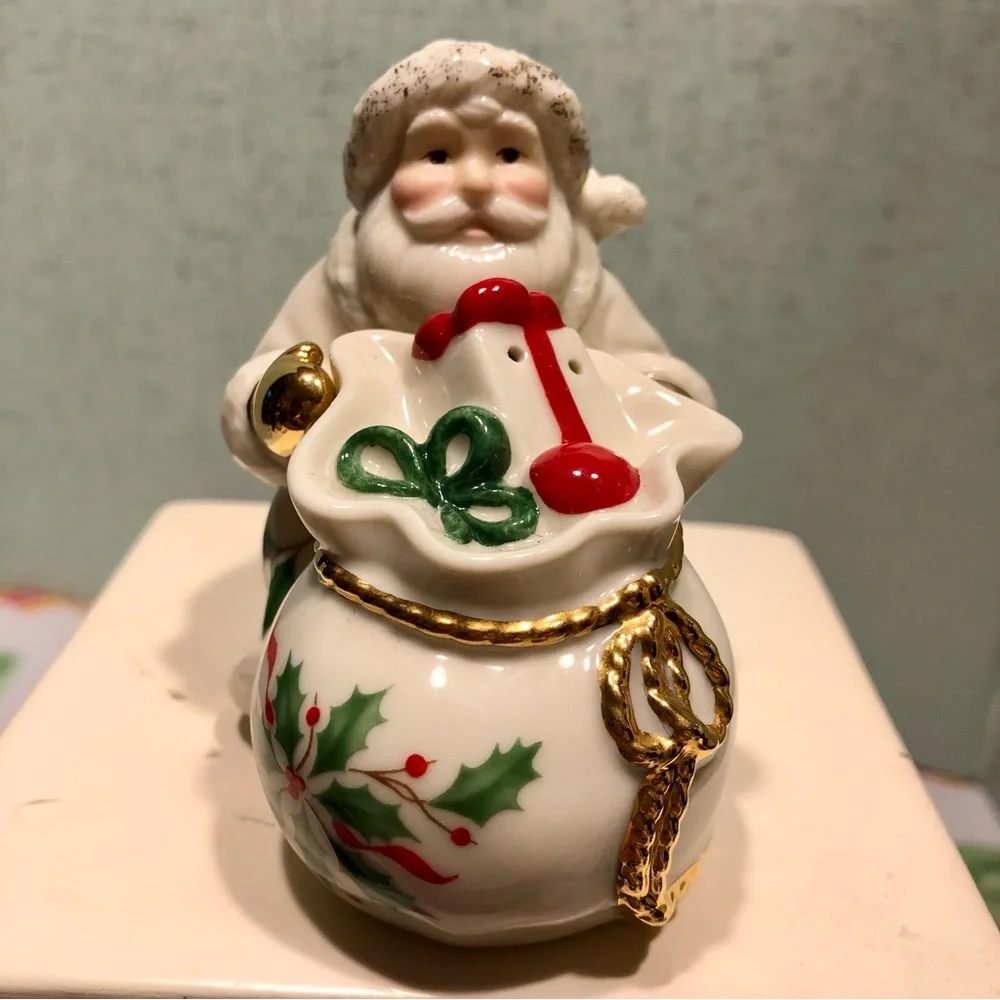 LENOX HOLIDAY SANTA WITH BAG OF TOYS SALT AND PEPPER SHAKERS HOLLY PATTE…